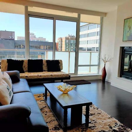Waterfalls Hotel - Suite In Falls Downtown With Pool Victoria Eksteriør bilde