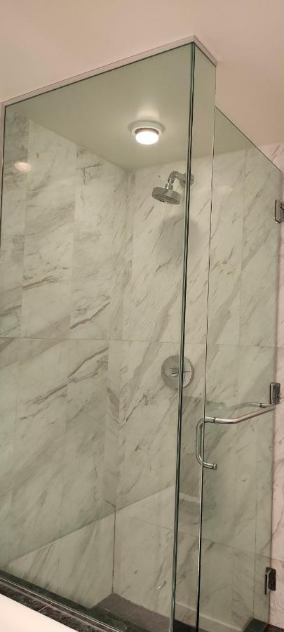 Waterfalls Hotel - Suite In Falls Downtown With Pool Victoria Eksteriør bilde