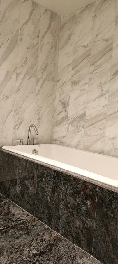 Waterfalls Hotel - Suite In Falls Downtown With Pool Victoria Eksteriør bilde